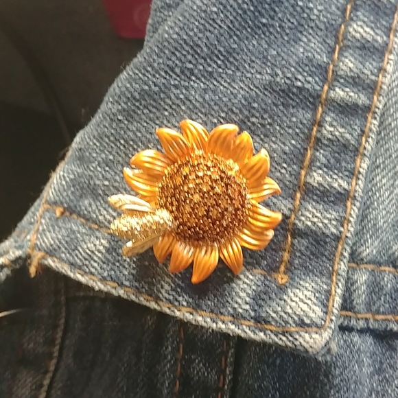 Xoxo Carly Jewelry - Sunflower with Bee Brooch